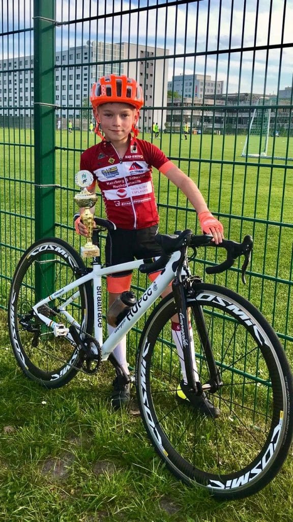 19.05.2021-Sieger-22Frühlings-Omnium22-U11m-Emil-Fischer-mit-Wanderpokal-Fotograf-SC-Berlin-Abt.-Radsport