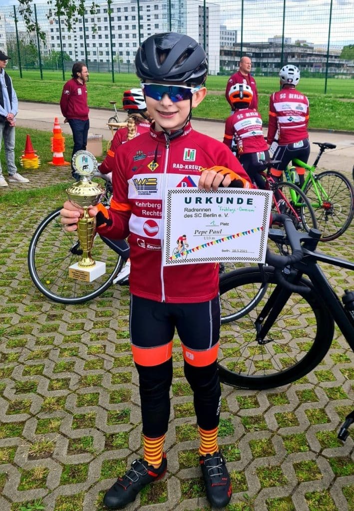 19.05.2021-Sieger-22Frühlings-Omnium22-U13m-Pepe-Paul-mit-Wanderpokal-Fotograf-SC-Berlin-Abt.-Radsport
