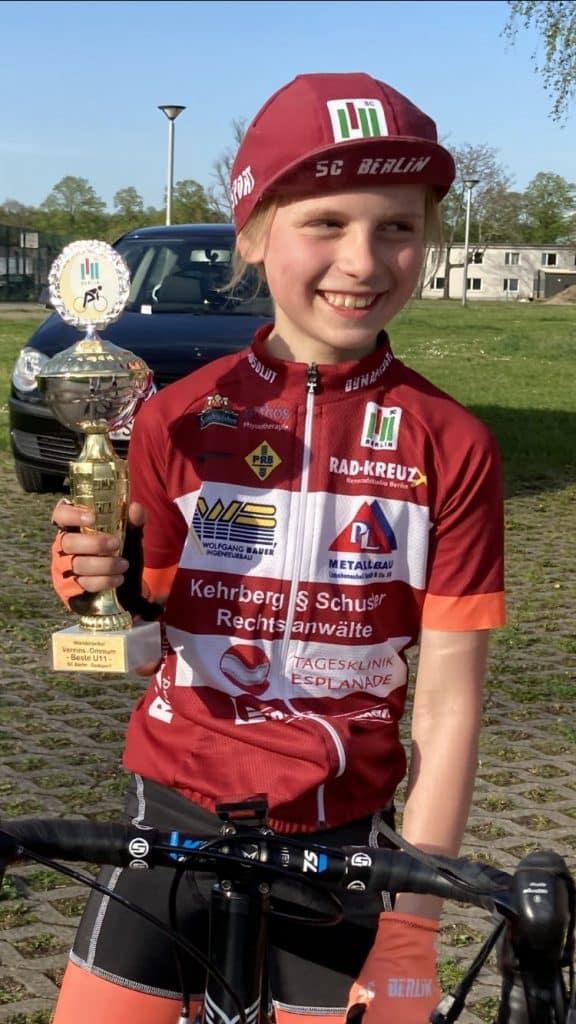 19.05.2021-Siegerin-22Frühlings-Omnium22-U11w-Martje-Plamp-mit-Wanderpokal-Fotograf-SC-Berlin-Abt.-Radsport