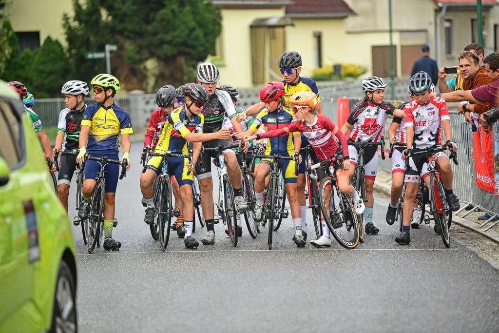 13 09 2021 Wörlitz Faires 22Abklatschen22 der Konkurrenten vor dem Start der U13 Fotograf Dietrich Kammer